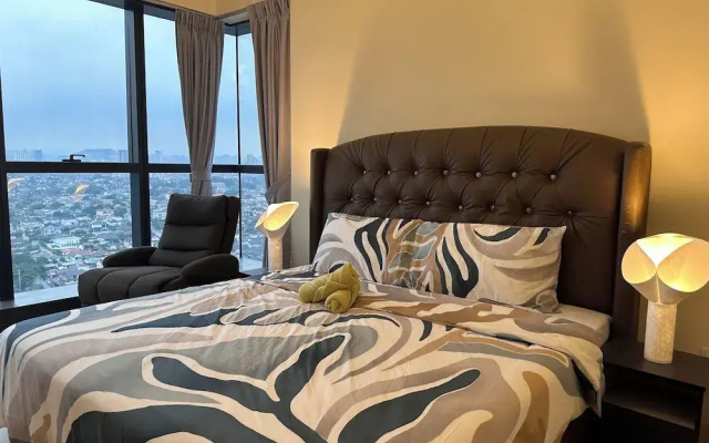 Skyline Luxe 4BR Retreat with En-suites