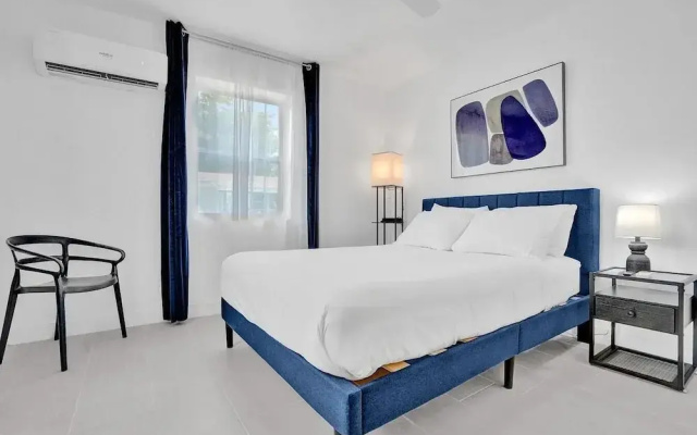 Modern Hallandale Apt w/ Backyard Near Beach