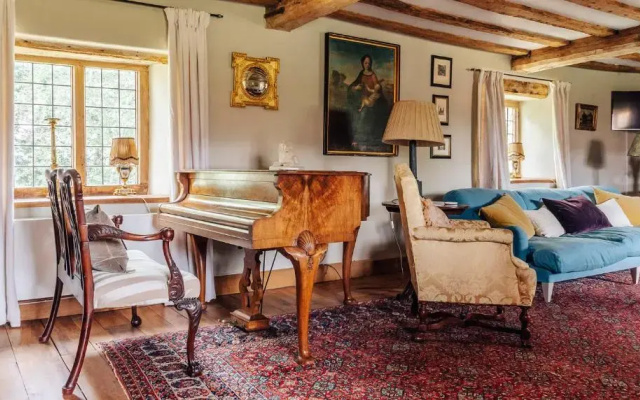 Lavish Tudor Estate Gardens - Sleeps 25