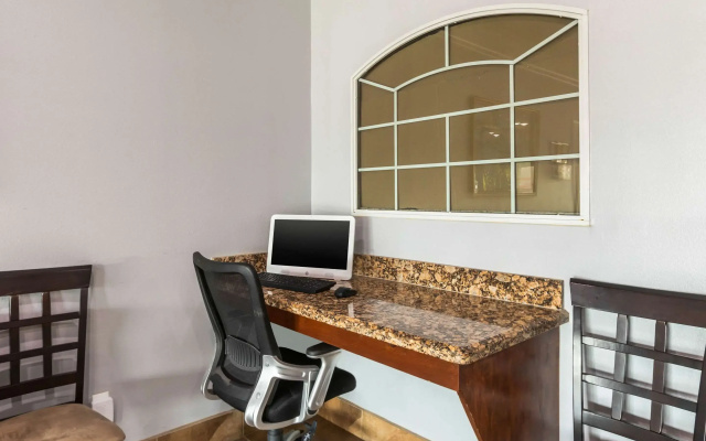 Quality Inn & Suites at The Outlets Mercedes/Weslaco
