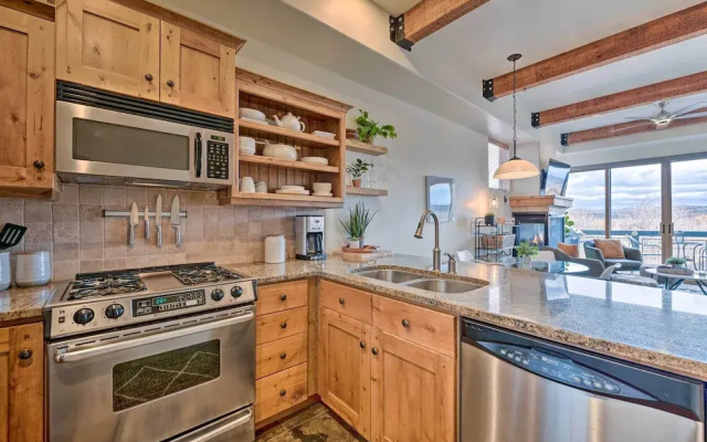 Walkable Park Mountain Getaway: Hot Tub & Views!