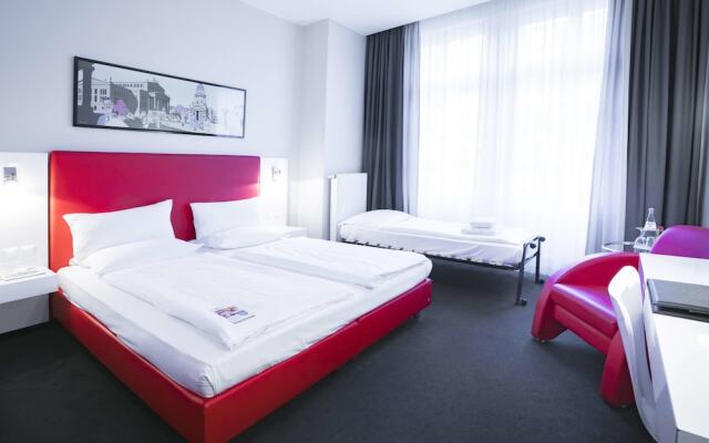 Select Hotel Berlin Checkpoint Charlie вид на фасад