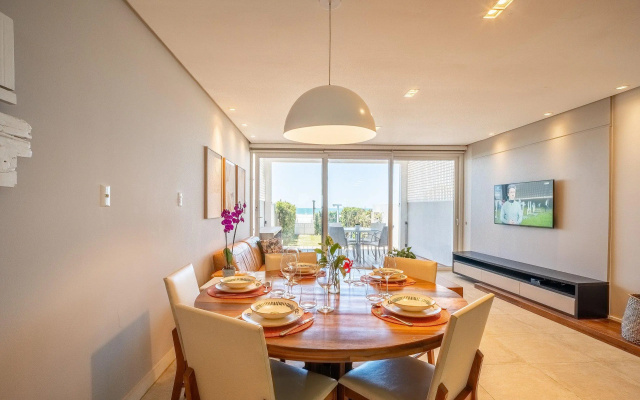 Encantadora casa com 02 suítes à beira-mar