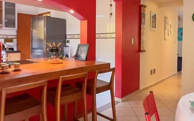 Espaço gourmet e home-office na Granja Viana