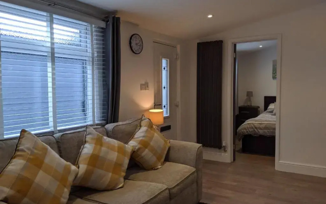 Old Garage Lodge - Spacious Bungalow close to Deal Beach !