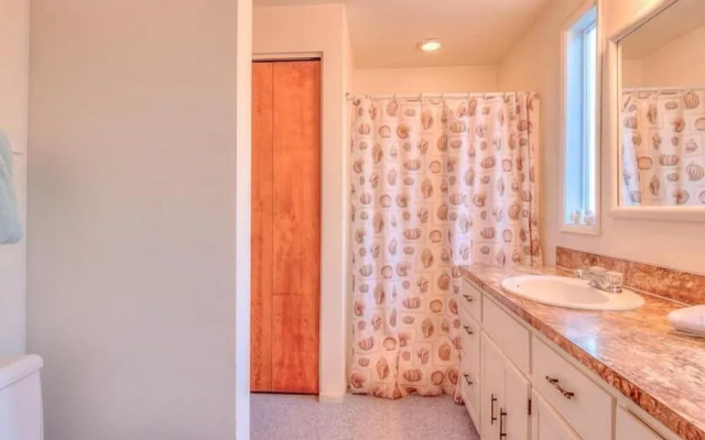 Ocean View and Clawfoot Tub - Charming Coastal Retreat