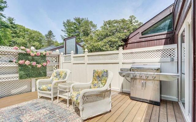 French-inspired Townhome 9 Mi to Saratoga Springs!