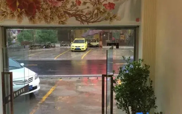 Yajiang Zhangyu Business Hotel