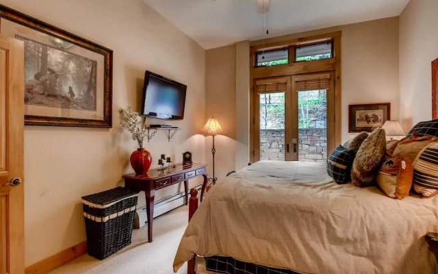 Luxury 3br Ski In-out /firepit, Pool, Sauna 3 Bedroom Condo by RedAwning