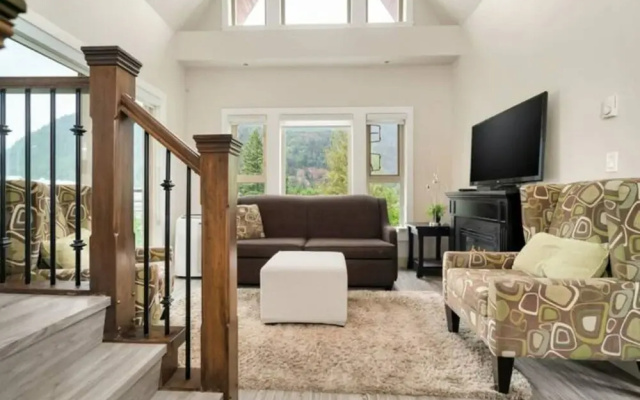 3BR Lakeside Dream Penthouse