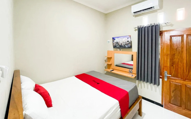 RedDoorz near Alun-Alun Purwokerto 3