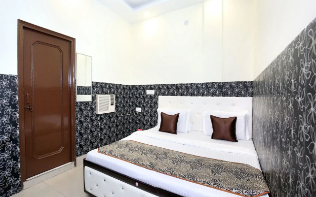 OYO 12163 Hotel Aaryan