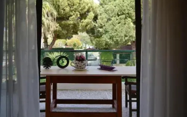 Unwind in a Spacious flat with Gardens near Beach