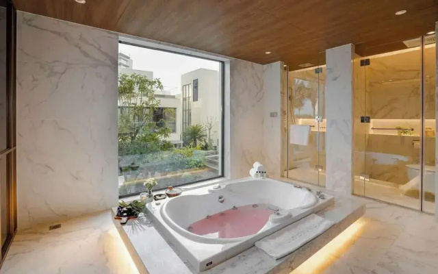 Golfers Paradise: Villa at World-class Course Edge