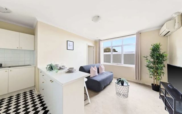 A Comfy & Cozy Apt in Clifton Hill, Free Parking