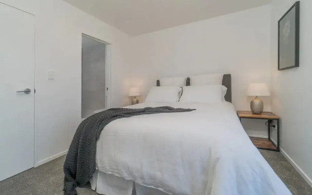 Spacious and Quiet 2 Bedroom Apartment in Ellerslie