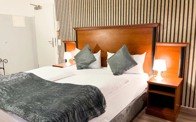 City Hotel West