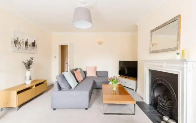 Regency apartment - private entrance & courtyard