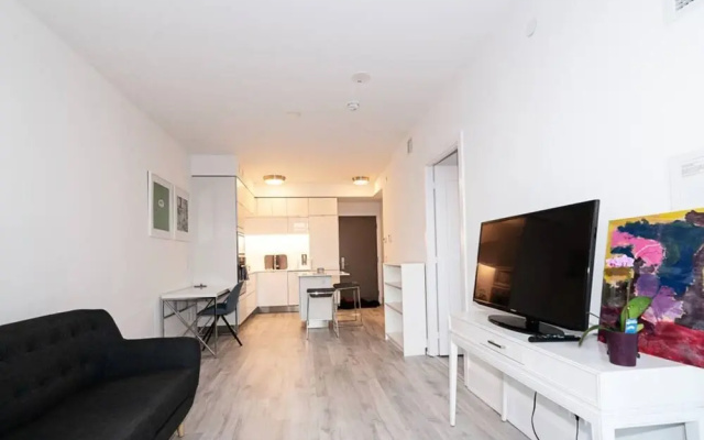 Modern 1 Bedroom Condo With CN Tower Views