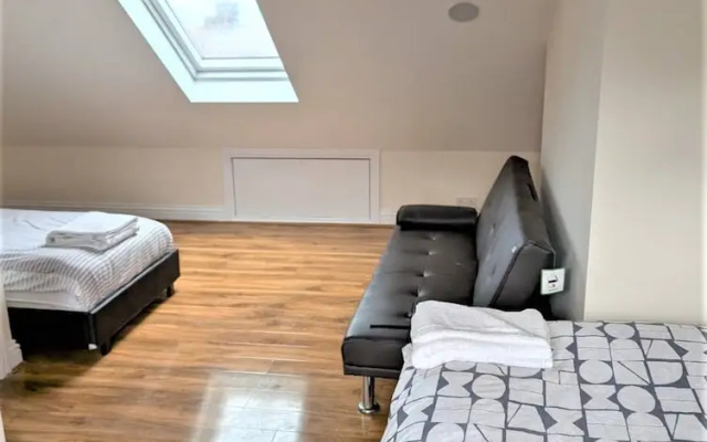 Large & Cozy 5-bed House in a Quiet Dagenham Area
