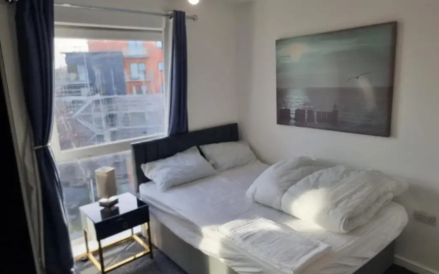 Impeccable 2-bed Apartment in Salford
