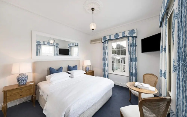 Oscars Waterfront Boutique Hotel