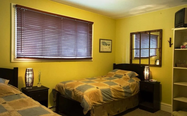 Auberge Kicking Horse Guest House