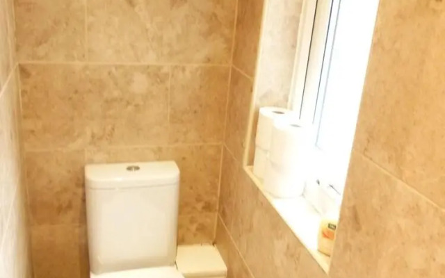 SS Property Hub - Family Apartment in Kensington
