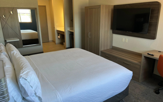 Holiday Inn Express Wichita North - Park City by IHG
