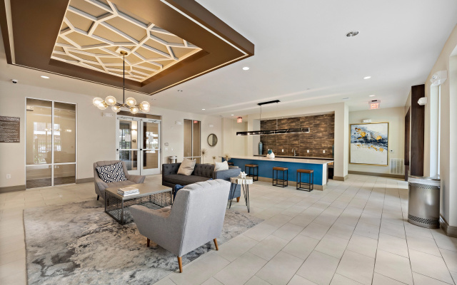 Modern 2BR Apartment – Downtown With Gym, Pool, Parking and Good Wifi!