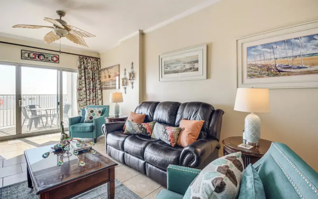Beachfront Condo w/ Pool Access in Biloxi!
