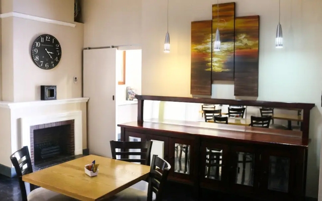 New England Guest House by Ilawu