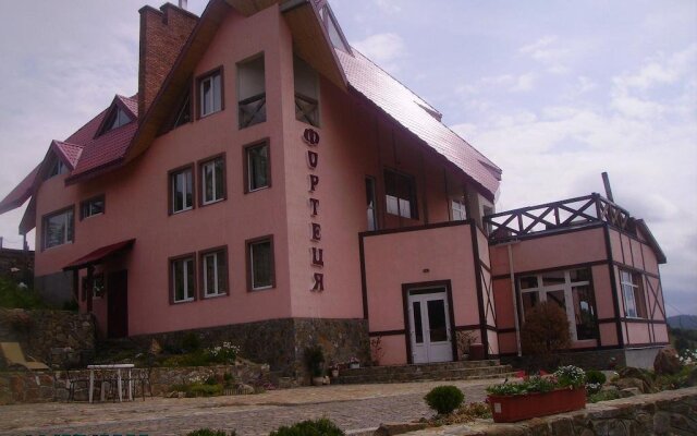 Hotel Fortetsya вид на фасад