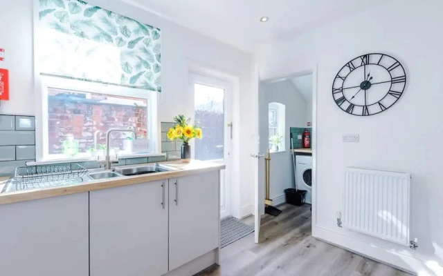 Modern Home Ideal for Business Groups Sleeps 7