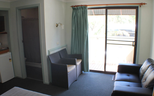Lake Forbes Motel