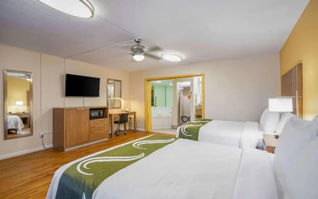 Econo Lodge Inn & Suites Hollywood Blvd
