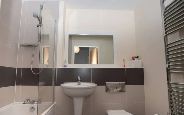 2 Bedroom Apartment With Private Parking in Bristol