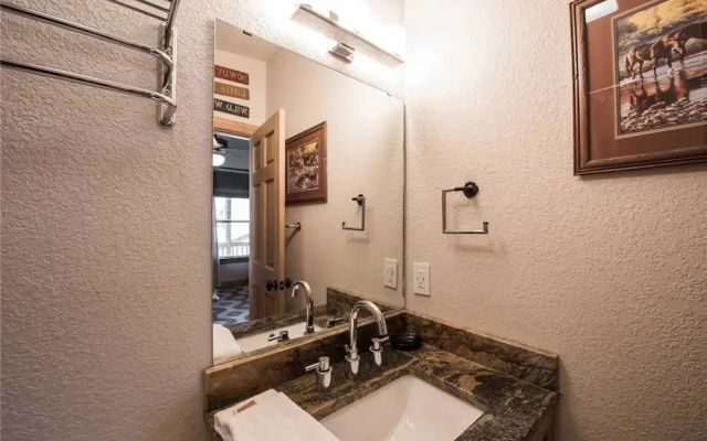 Upper Canyon Lodge - Four Bedroom Cabin with Hot Tub