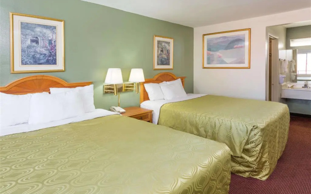 Days Inn - San Bernardino Riverside