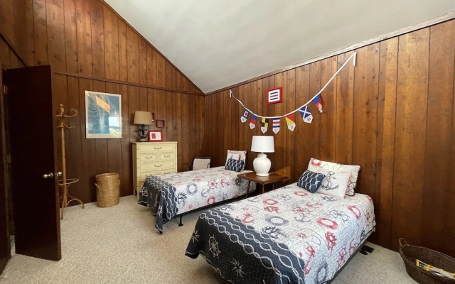 Will's Hideaway 3 Bedroom Cottage by RedAwning