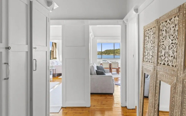 Fairlight 2-bed Apartment Steps From the Beach