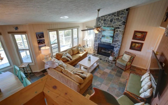 Windchimes 4 Bedroom Home by RedAwning