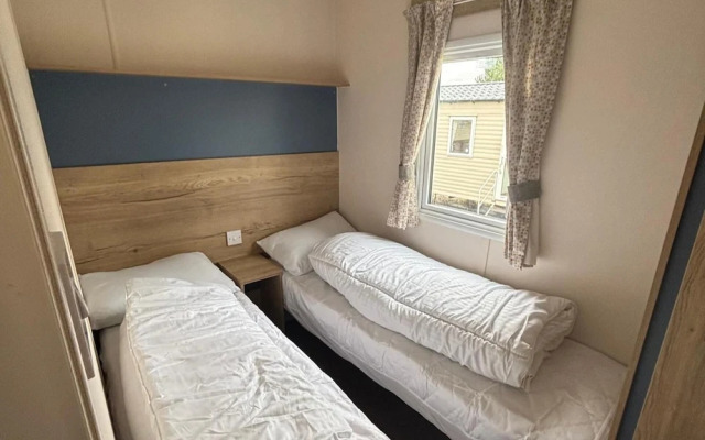 Caravan Sleeps 5 - Decking, Parking, Pet Friendly
