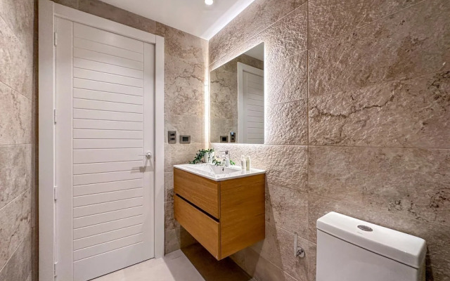 Luxury 3 Bedroom Apartment at the Beach