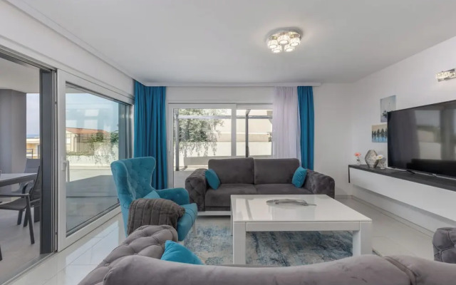Luxury Pool Apartment With Sea View