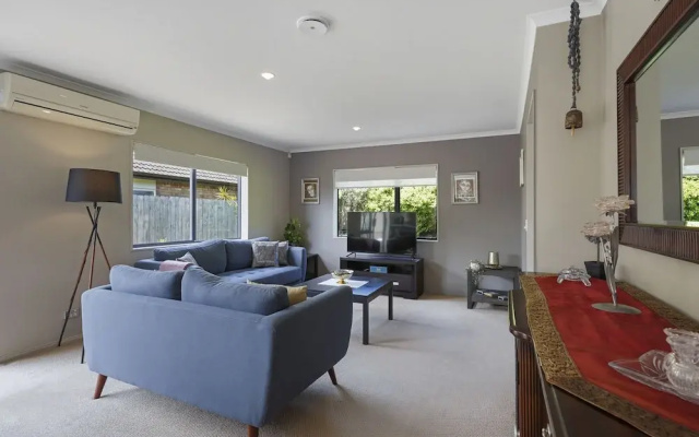 Spacious Family Home -Fully Fenced Yard