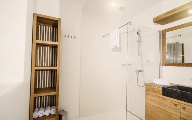 Dolphin Suites Hotel