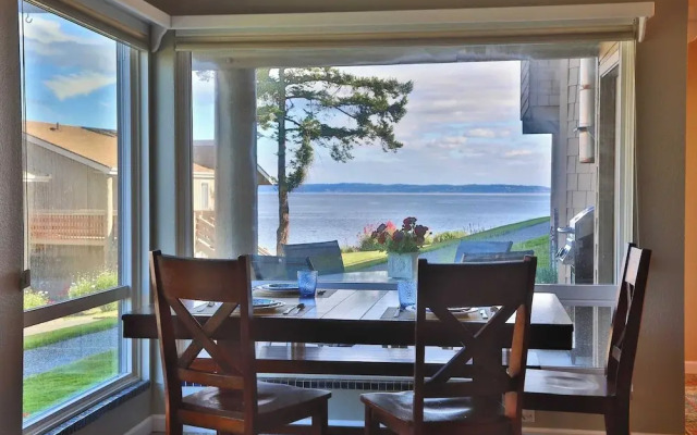 Beachfront Condo - Mutiny Bay by Avantstay Views