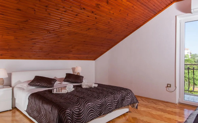 Modern Holiday Home in Podstrana With Pool