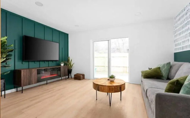 Fast Wifi Desks  SoCo DT Zilker -Pet
